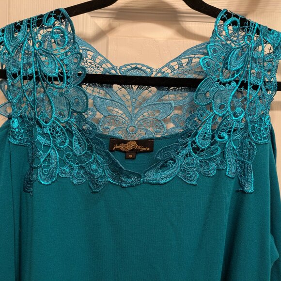 Lace trimmed cold shoulder top - Picture 3 of 5